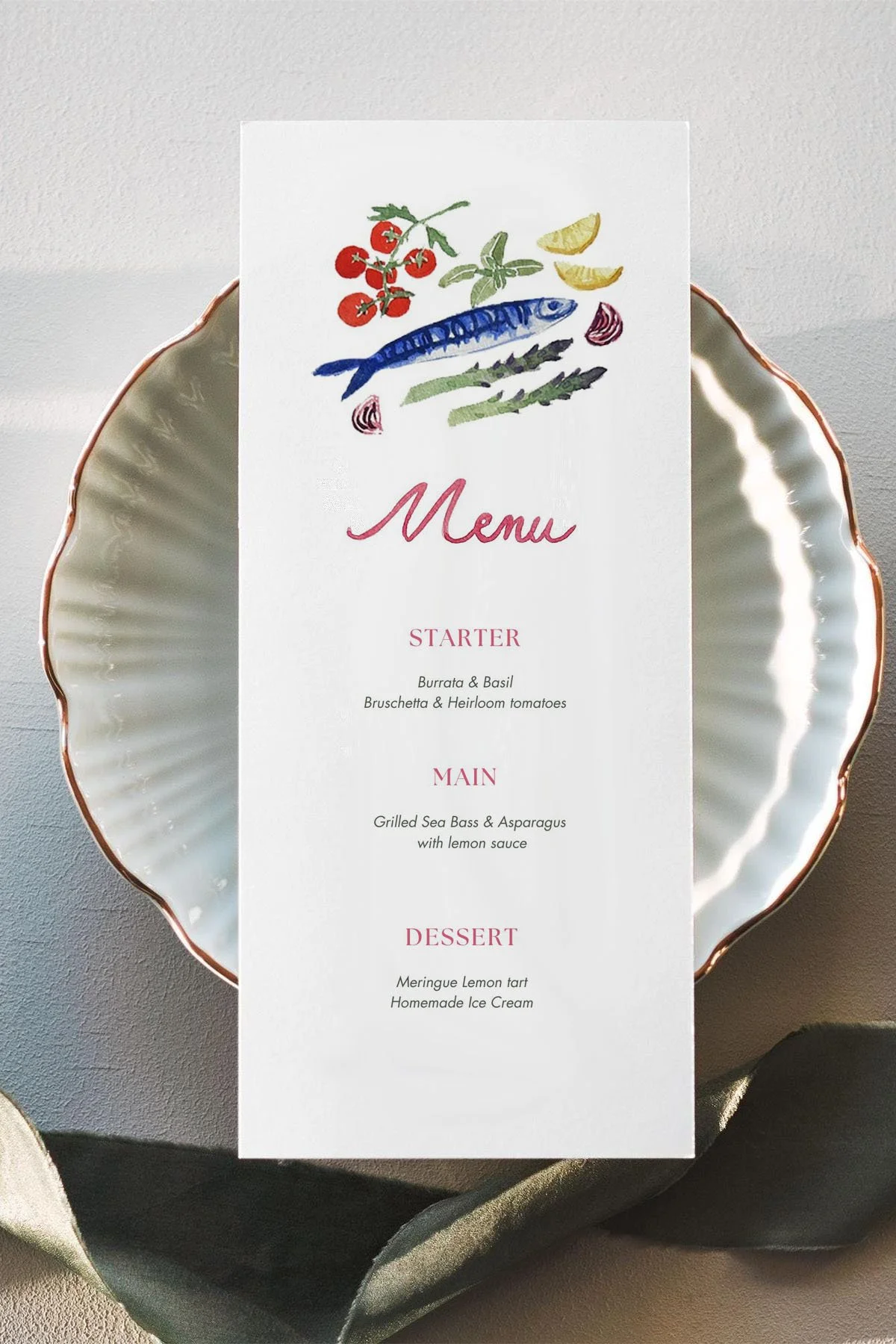 Carte de menu de restaurant avec illustration de poissons, tomates, basilic, citrons, et oignons. Les sections incluent entrée, plat principal et dessert, avec descriptions en anglais.