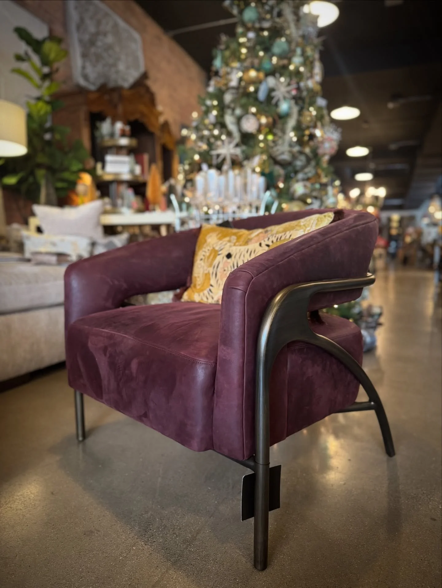 The Ari Chair from Bradington-Young is dressed in rich leather and ready to bring a little extra cheer to your holiday home. Cozy, classic, and the perfect spot to unwind this season.

#AriChair #BradingtonYoung #HookerFurnishings #HFCustom #HolidayH