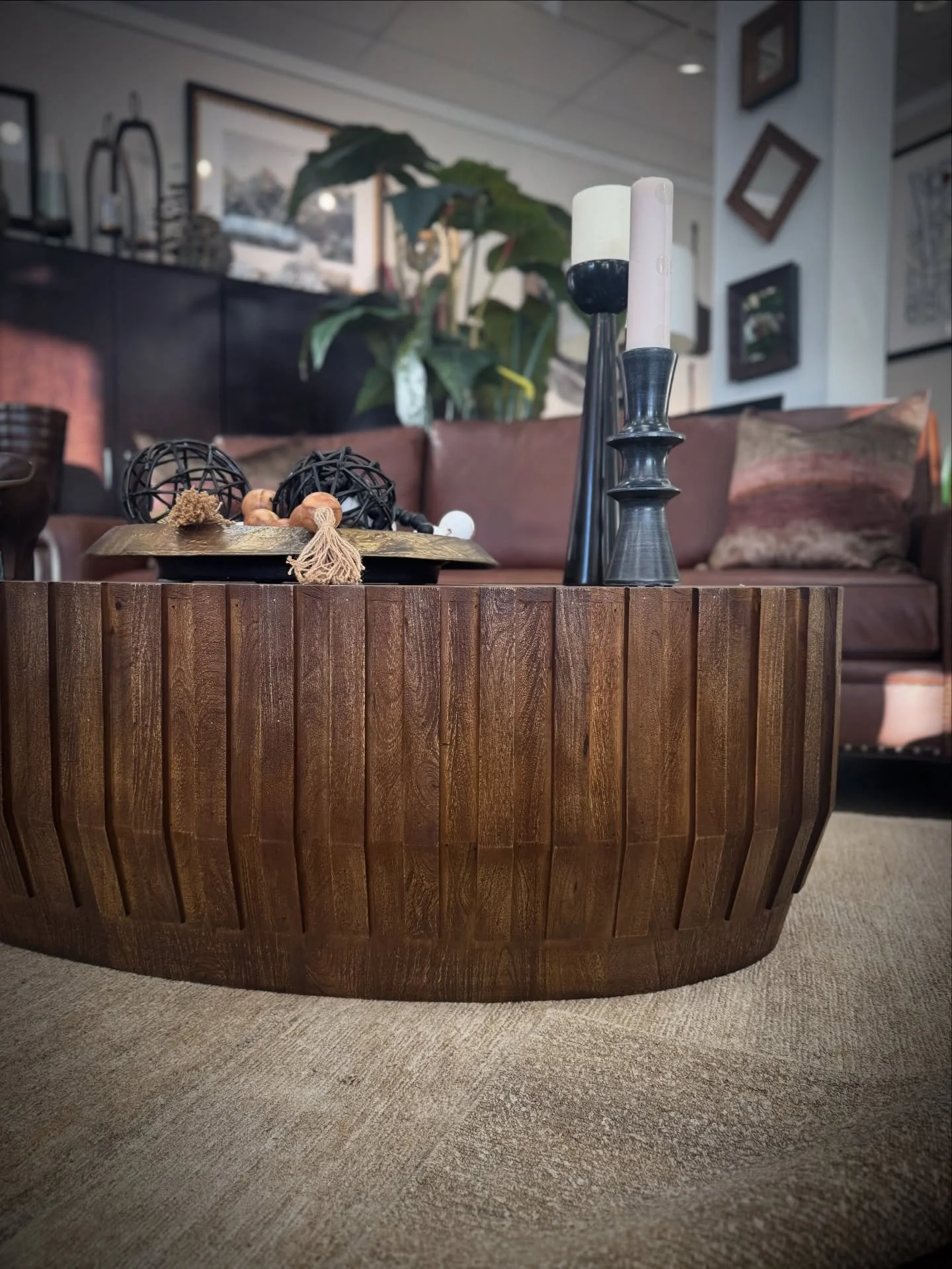 Spotted this Commerce Market cocktail table at LRS Interiors yesterday while out and about in the northwest suburbs &mdash; a standout piece with plenty of character for any space.

#CommerceMarket #CocktailTable #HookerFurnishings #LRSInteriors #Des