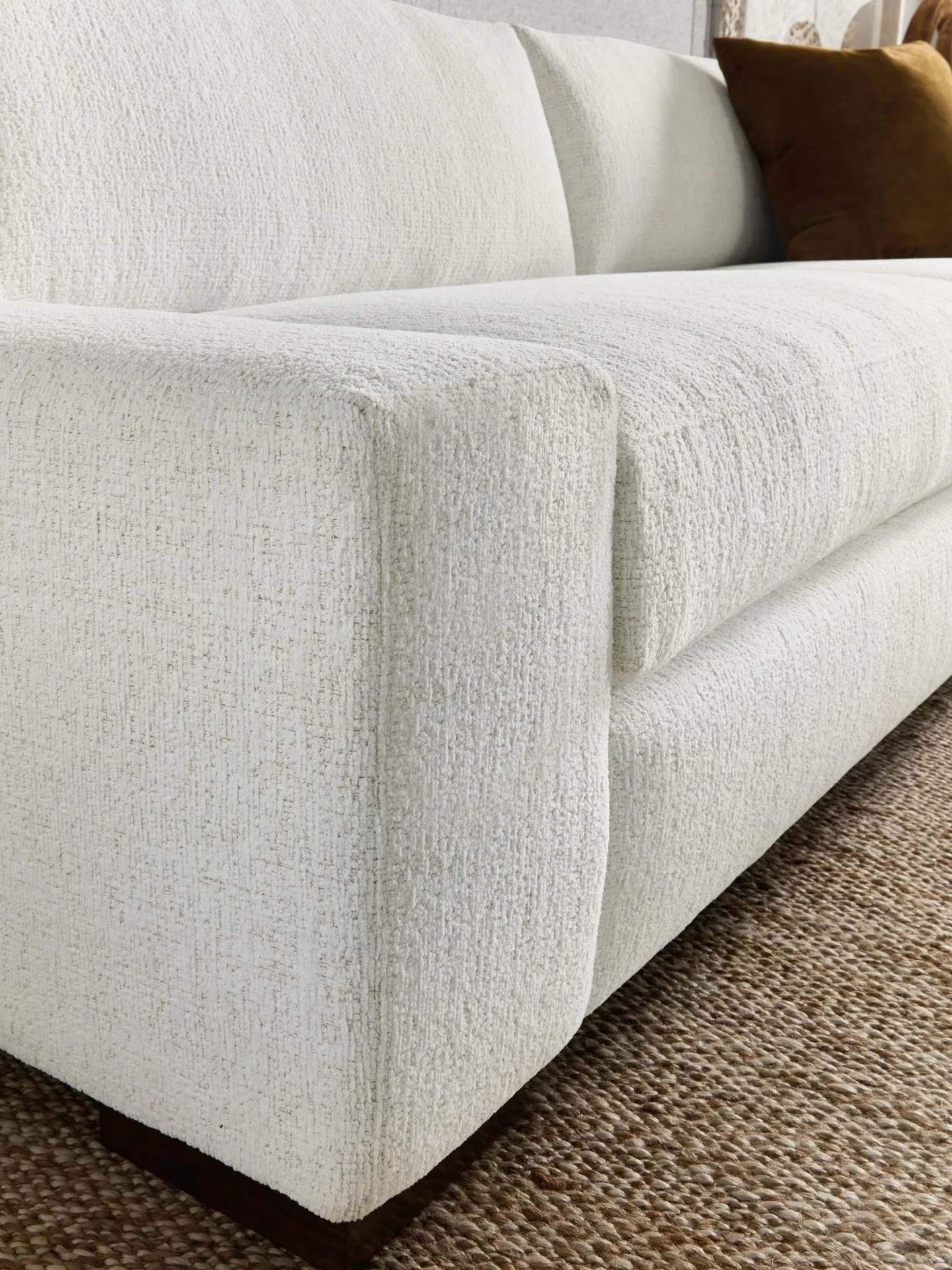 Clean lines, tailored comfort, and made to fit your space just right&mdash;the Elin sofa is available in 7&rsquo;, 8&rsquo;, or 9&rsquo; lengths and can be customized in both fabric and leather through Hooker Custom Upholstery. A versatile silhouette