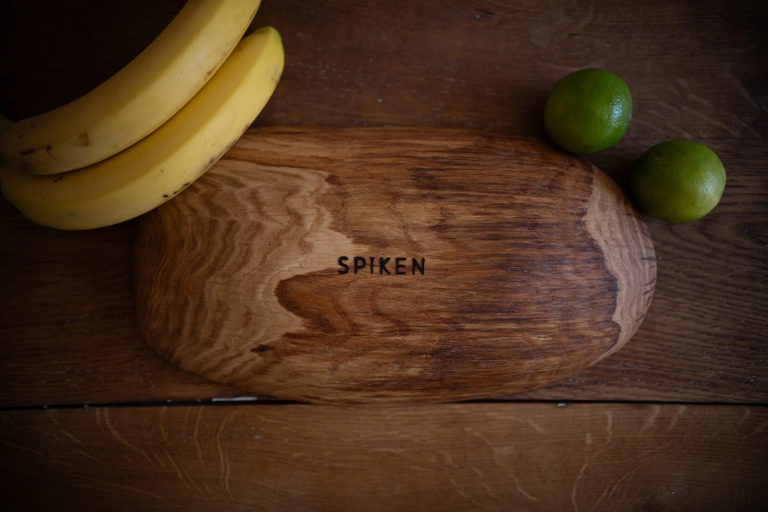 Spiken Snickeri är ett litet svenskt snickeri som skapar handgjorda träprodukter i massivt trä. Vi, Hampus och Vilhelm, driver verkstaden i Floda utanför Göteborg där vi kombinerar traditionellt hantverk med modern design.

Vi tillverkar allt från mö