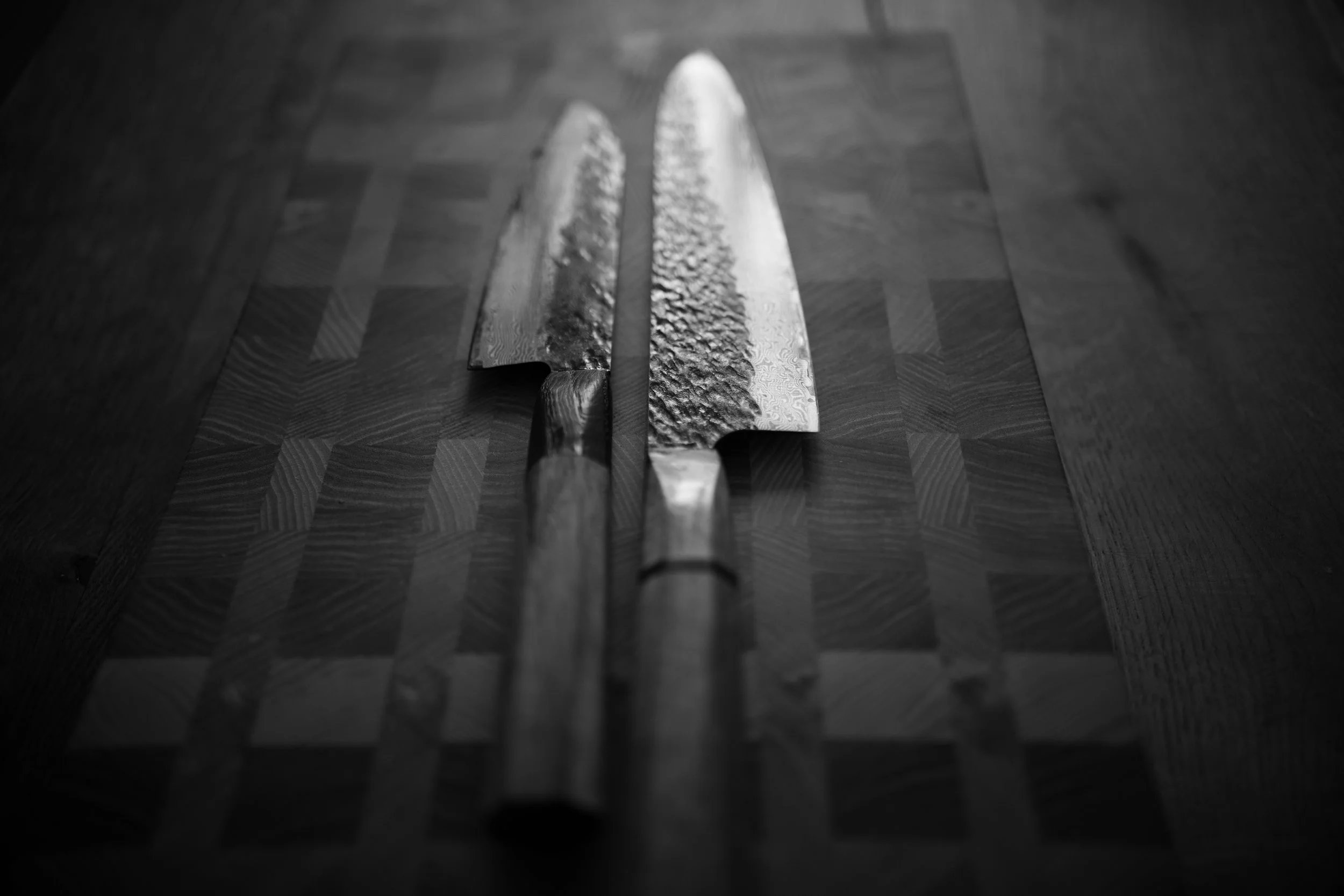 Spiken Snickeri grundades av oss, Hampus och Vilhelm, med en gemensam vilja att skapa något eget med trä som material. Med rötter i Spiken utanför Lidköping och idag en verkstad i Floda utanför Göteborg har vi byggt ett snickeri där svenskt hantverk 