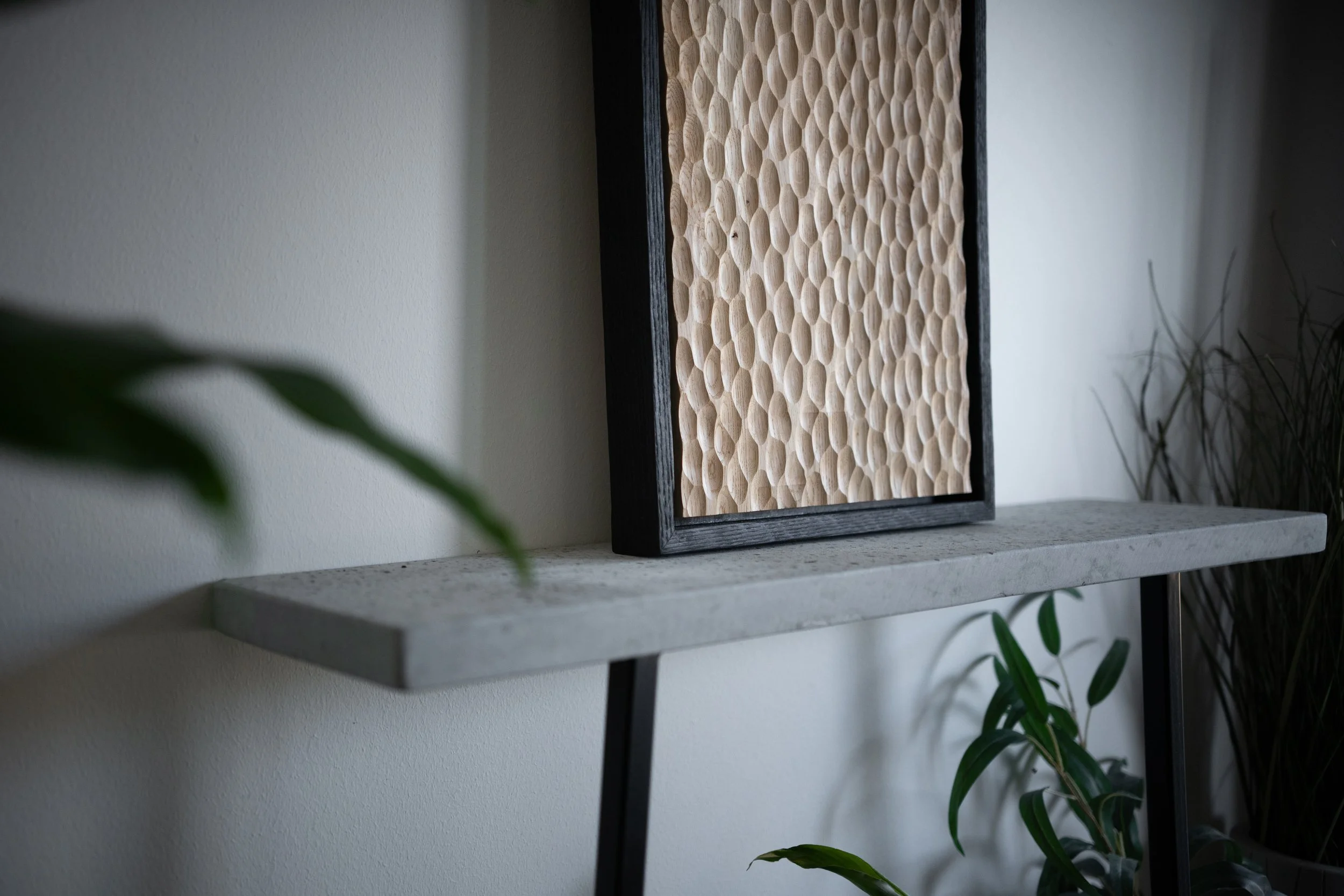 Spiken Snickeri tillverkar handgjorda trätavlor och heminredning i trä av naturliga material. Varje produkt i massivt trä formas med fokus på design, känsla och hållbart hantverk.