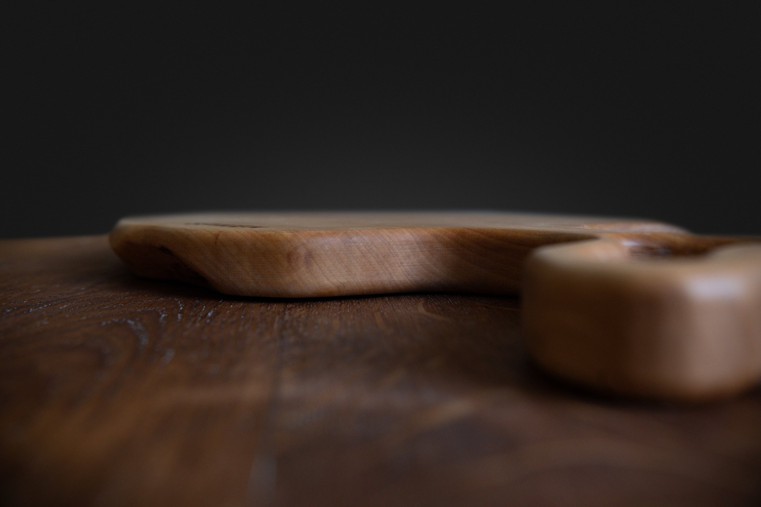 Handgjorda serveringsbrickor i trä tillverkade med precision och omsorg. Våra serveringsbrickor kombinerar funktion, hållbarhet och tidlös skandinavisk design.
