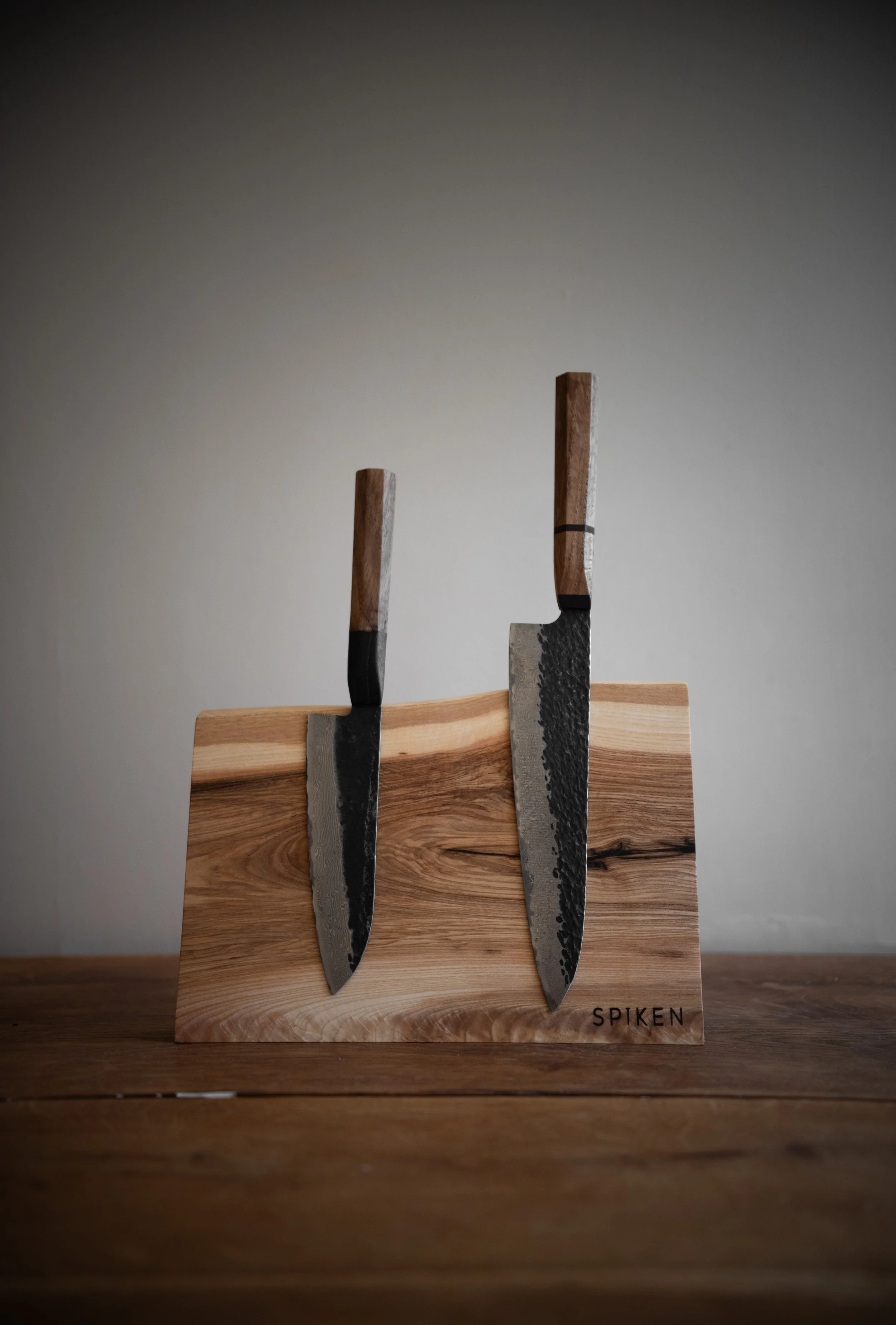 Spiken Snickeri är ett svenskt designsnickeri i Floda utanför Göteborg som skapar exklusiva trätavlor och inredning i trä. Våra handgjorda produkter kombinerar skandinavisk design, naturliga material och gediget hantverk.
