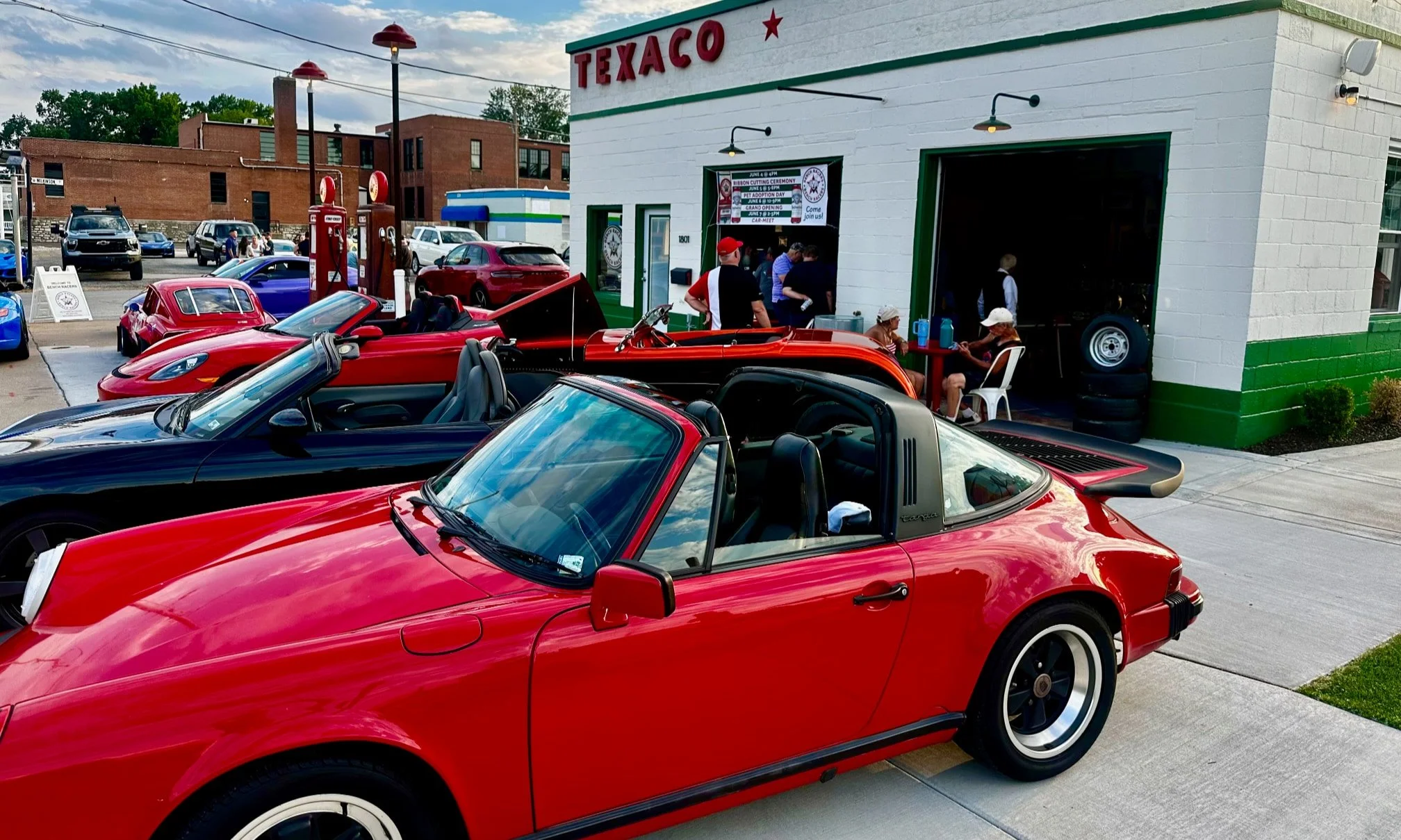 Porsches, Pints &amp; Pit Stops at Bench Racers
