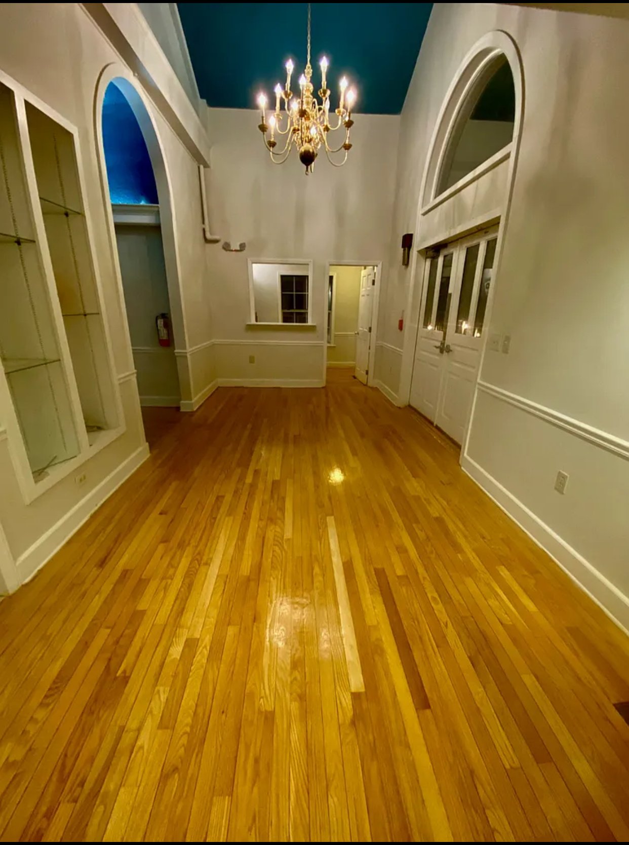 Entrance area from a sitting area