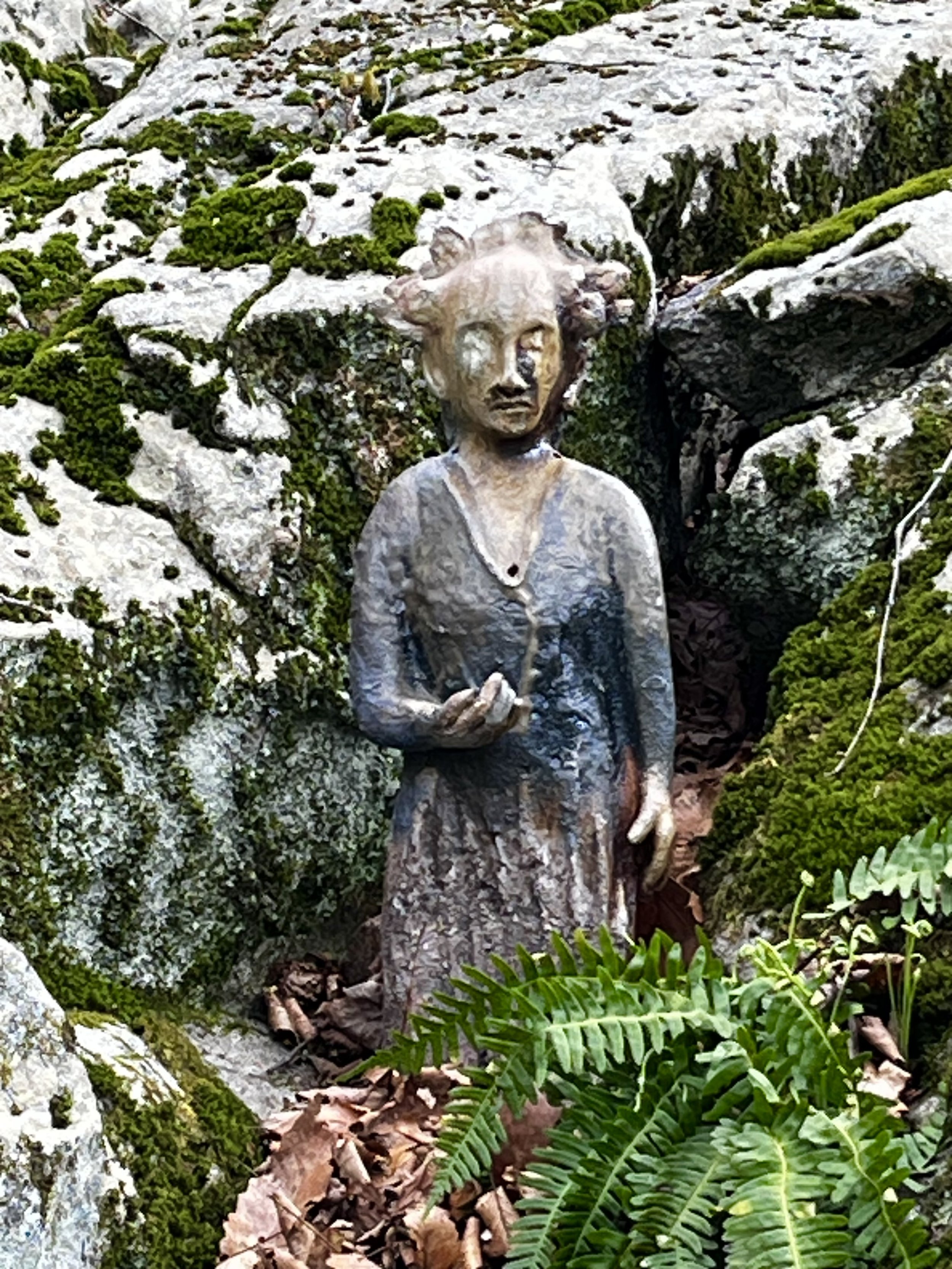 Ada Pilar Cruz, Standing figure offering - with many eyes, wood-fired, 21" x 8" x 7"