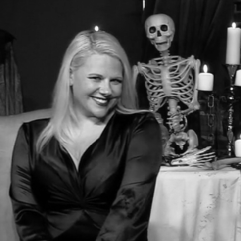 Erinn Dearth as Carrie