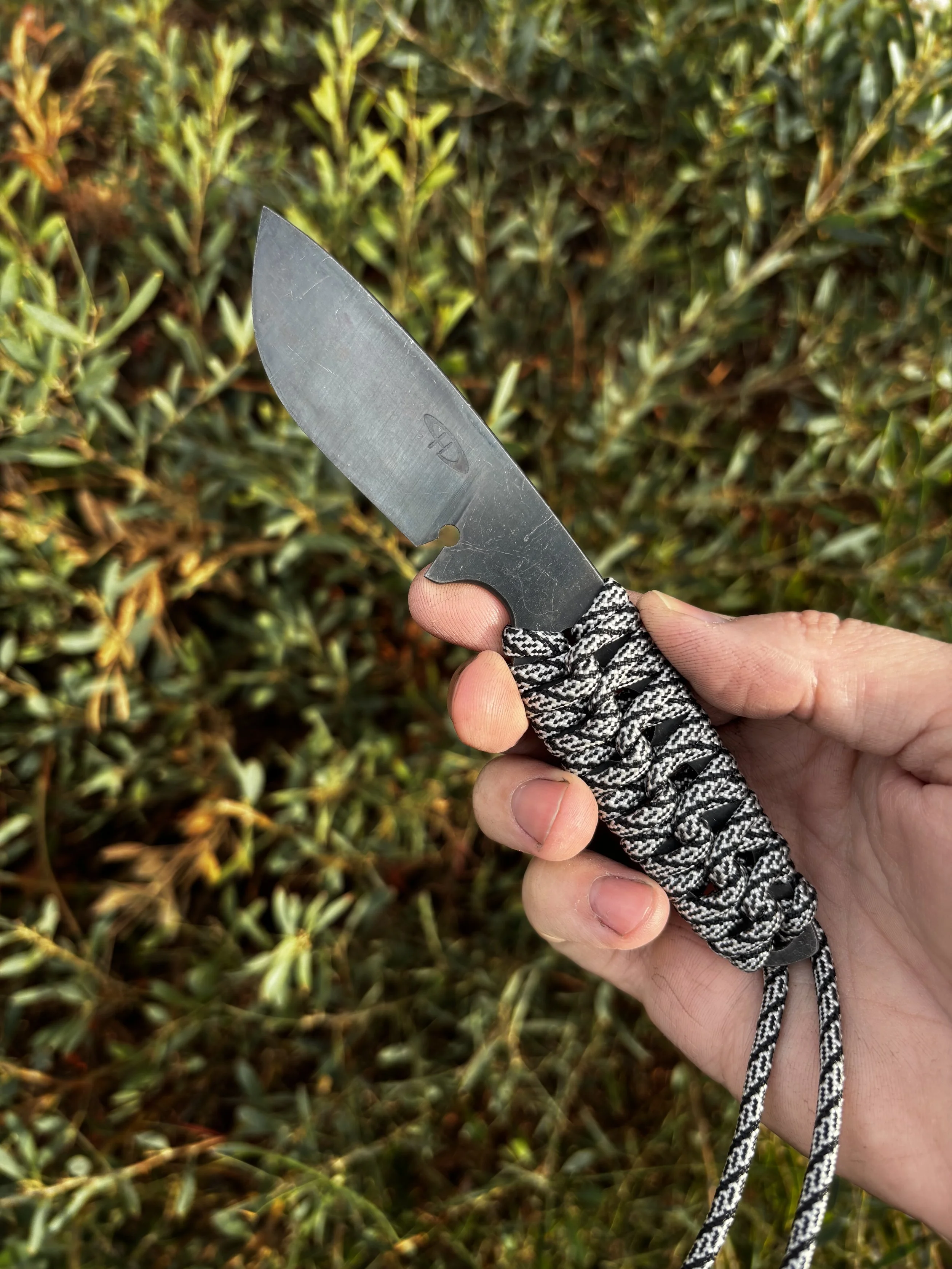 Scalpel with Black and White Paracord-1.jpeg