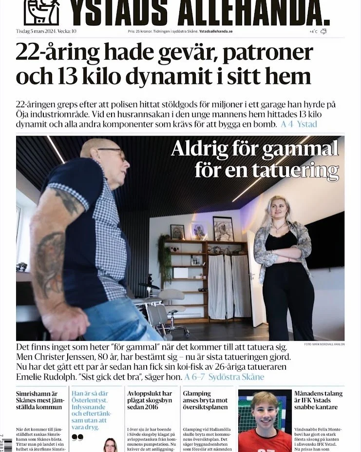 Förstasidan av en tidning med en bild på en man och en kvinna i ett rum, samt rubriker om en ung man som hade en bomb och en artikel om tattoo förbud