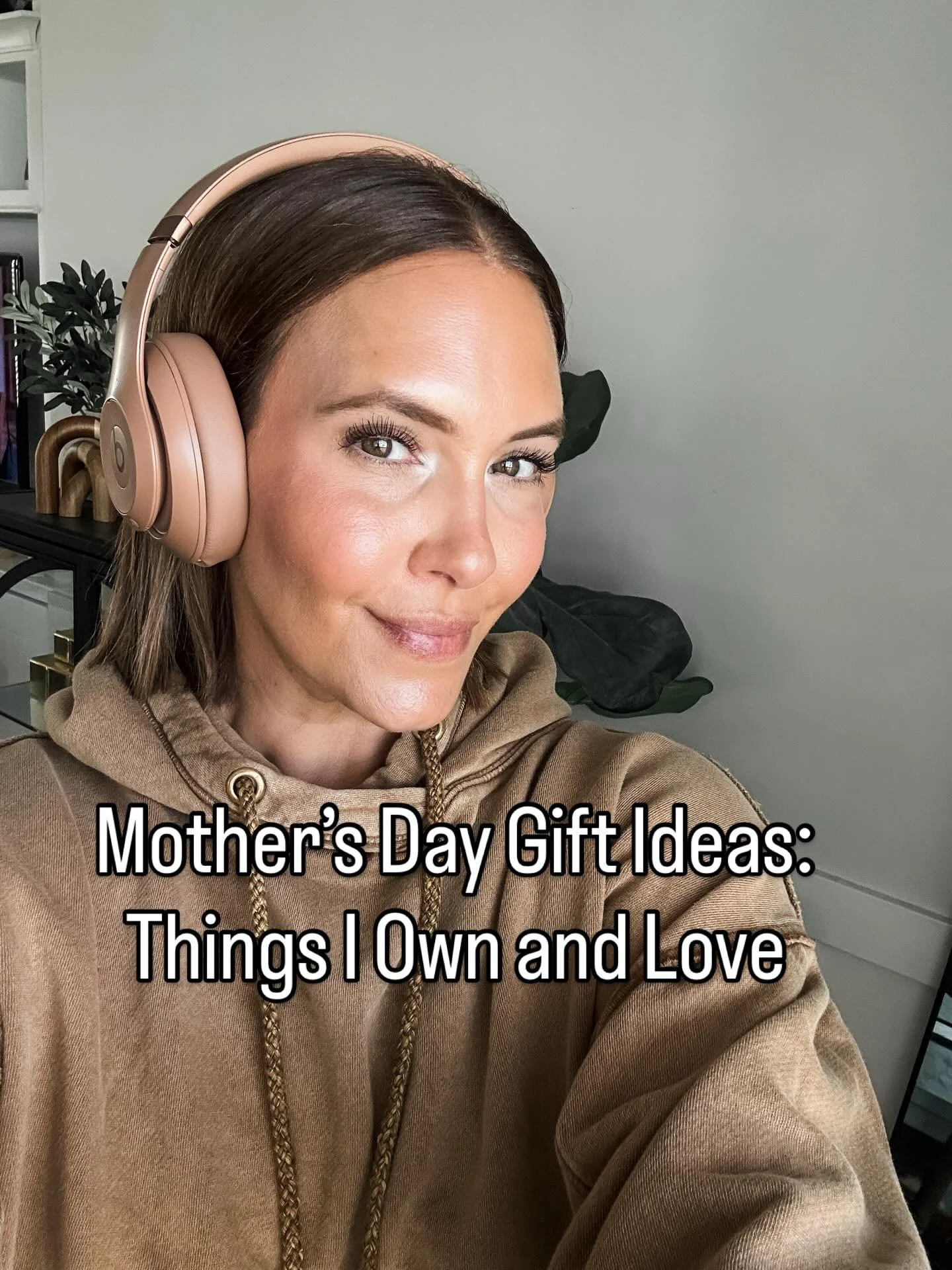 Mother&rsquo;s Day is just around the corner! Sharing some of my favorite things I own and love-they&rsquo;d make perfect gifts 🥰

Comment MOTHER to have a shoppable link sent to your DM!! 🌸
