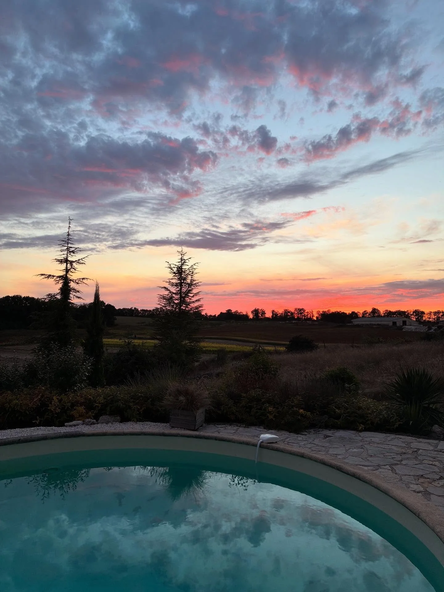 We have some beautiful sunsets and a stunning view from our swimming pool 🇫🇷🍷❤️

#SunsetView #PoolsideSunset #SunsetLovers #SwimmingPoolViews #Occitanie #SouthwestFrance #Belveze #GiteLife #GitesDeFrance #VacationVibes #NatureLovers #TravelFrance 