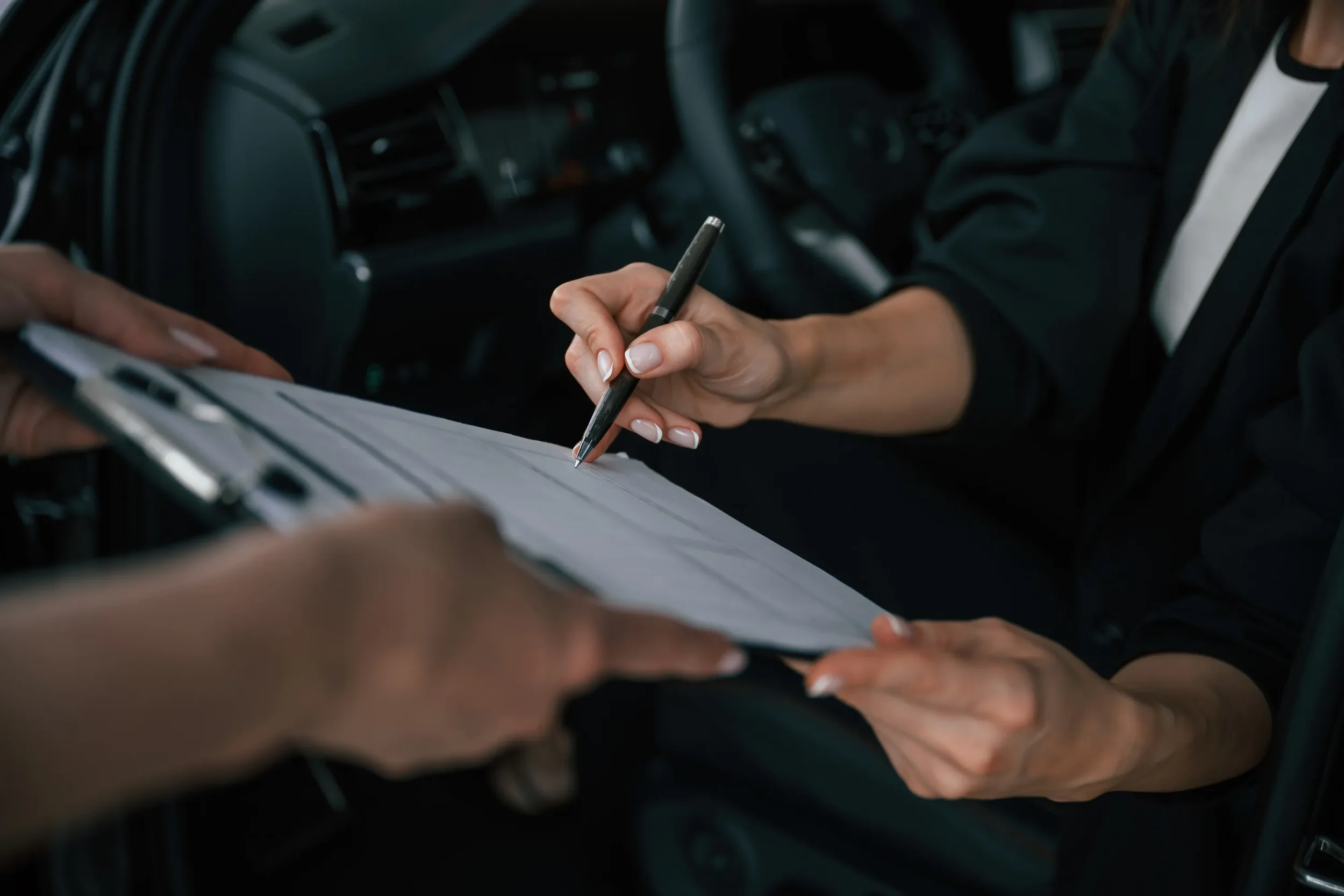Momento de la firma del contrato y trámites finales sobre como dar de alta un vehiculo tras realizar la compra oficial.