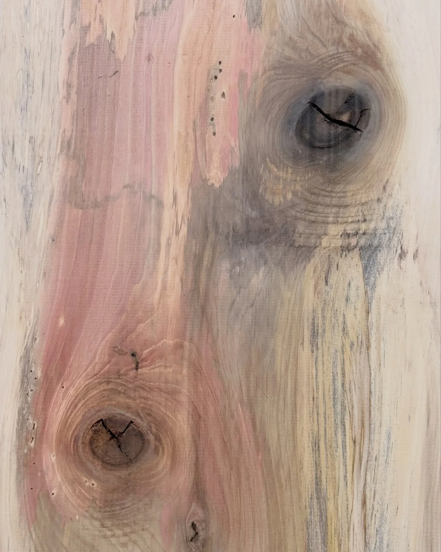 Poplar has a secret&hellip; This isn&rsquo;t a filter. This isn&rsquo;t a stain. This is just what nature does. The closer you look, the more color you find&hellip; orange, pink, maroon all living in the same poplar board. That&rsquo;s exactly how it