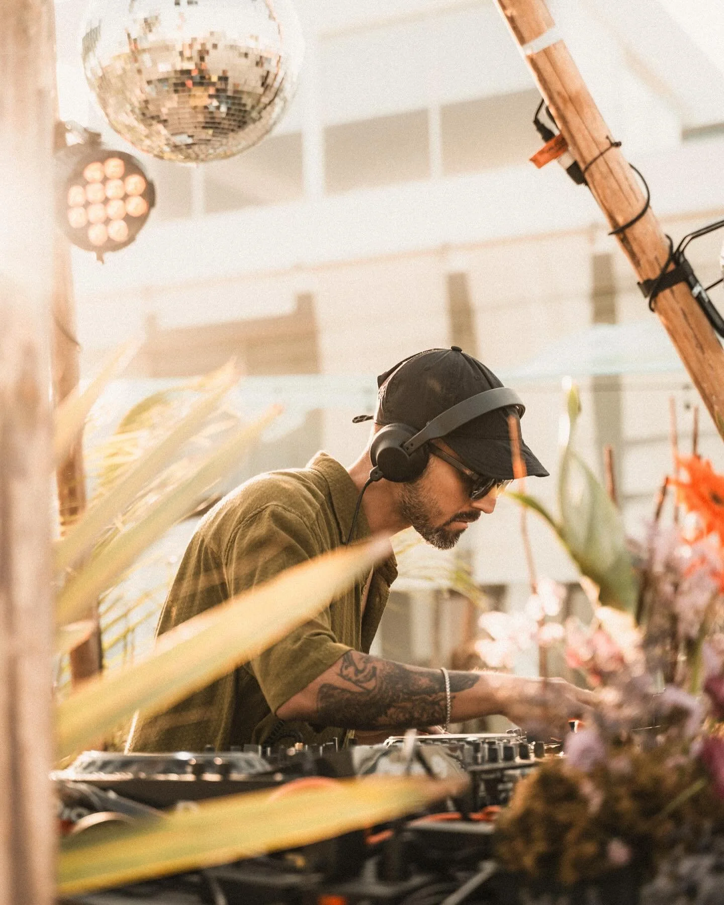 Behind a great set is years of experience: curating, refining, listening, and learning how to move a room. 

Photo by @carlosolano10 

#studiocadenza