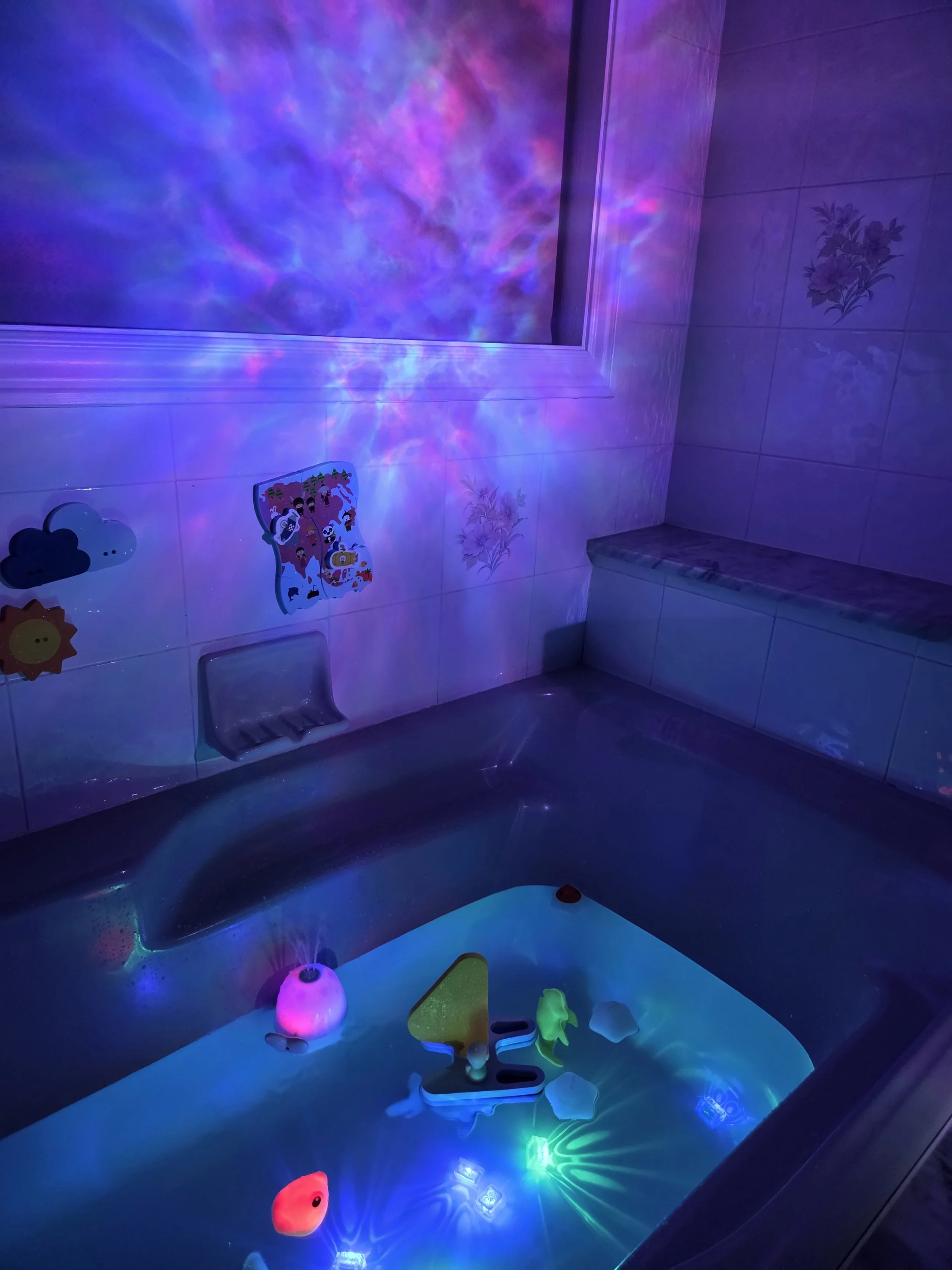 Transformer le bain en aventure : une méthode douce pour aider votre enfant à vaincre la peur de l’eau