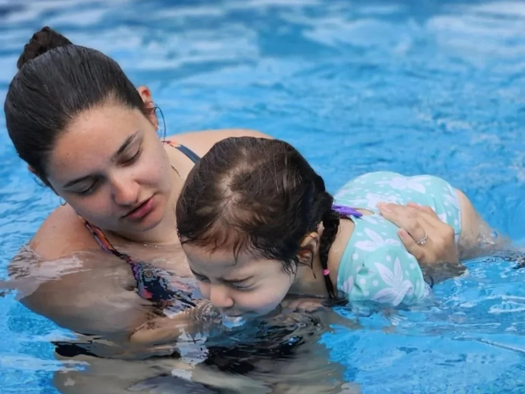 L’importance de créer un lien de confiance entre l’enfant et la monitrice lors des cours de natation 