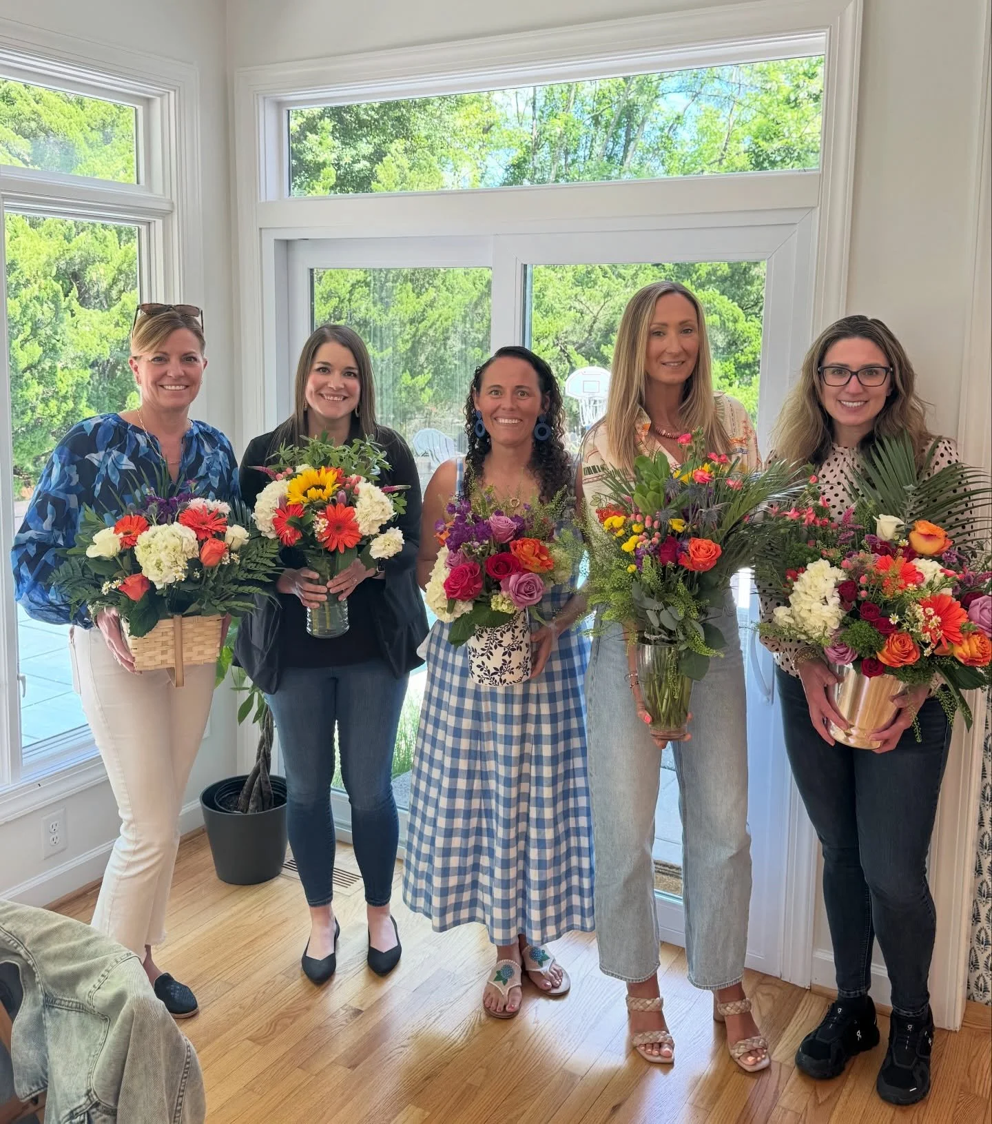 MAY DAY 💐 FLOWER ARRANGING 💐 

Quite possibly my favorite event of the year... can't beat having a flower shop in your house! Especially when flowers are your love language 💗🌸

So fun to create arrangements for the annual Annapolis tradition of M