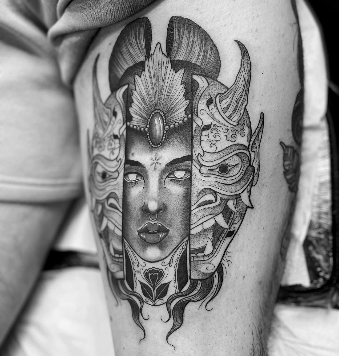 One of Dans favourite pieces to tattoo is defo a Spilt Head!! 
.
.
.
#tattoo #tattooideas #thightattoos #blxckink #dotworktattoos #tattooart #tattoodesigns #eventhorizontattooco
