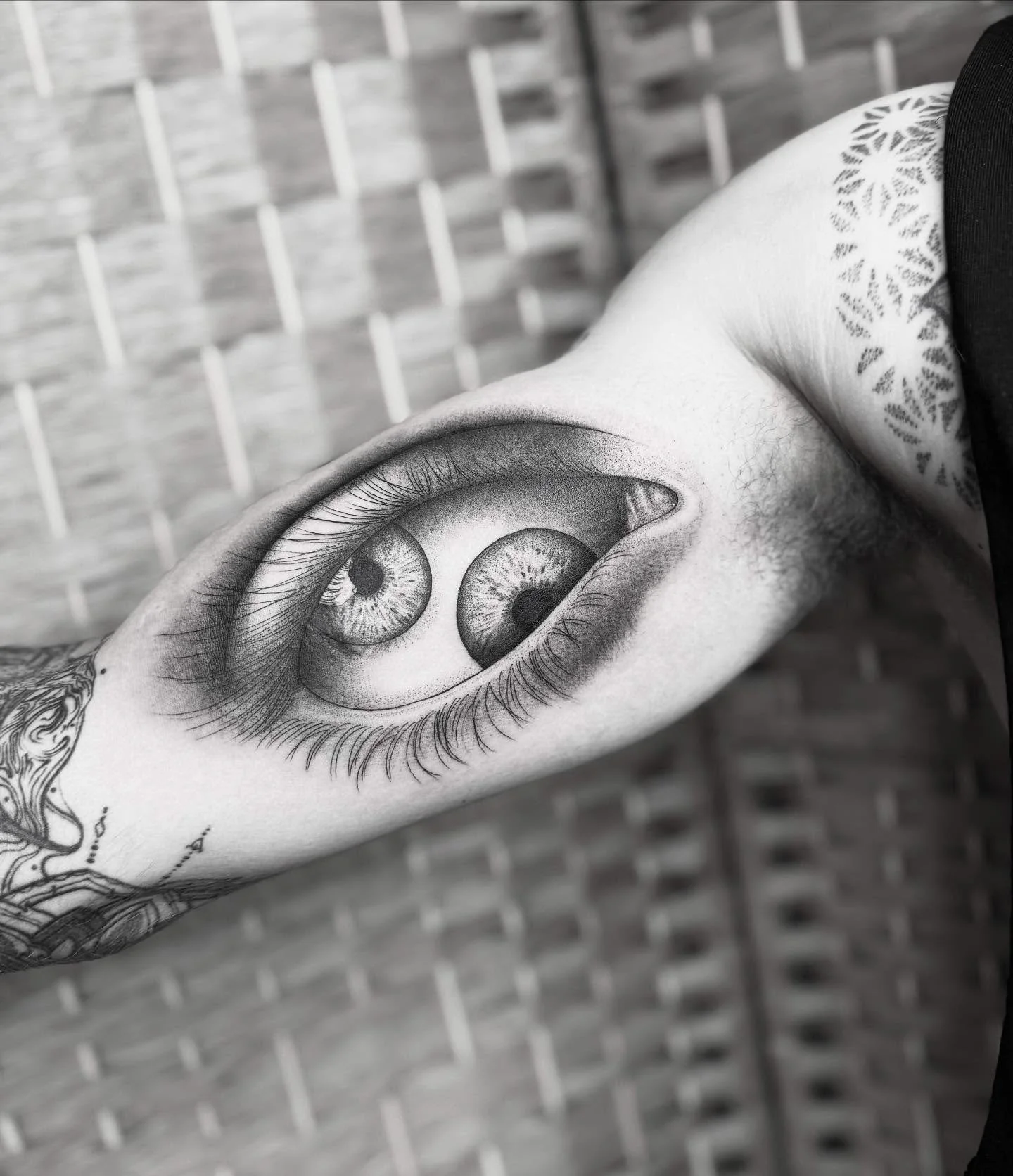 Trippy Eye Piece For @camtwhite 👀
.
Cam always comes up with the wildest ideas and I&rsquo;m here for it!! 
.
#tattooidea #eyetattoo #blackwork #tattoo #tattooartists #studio