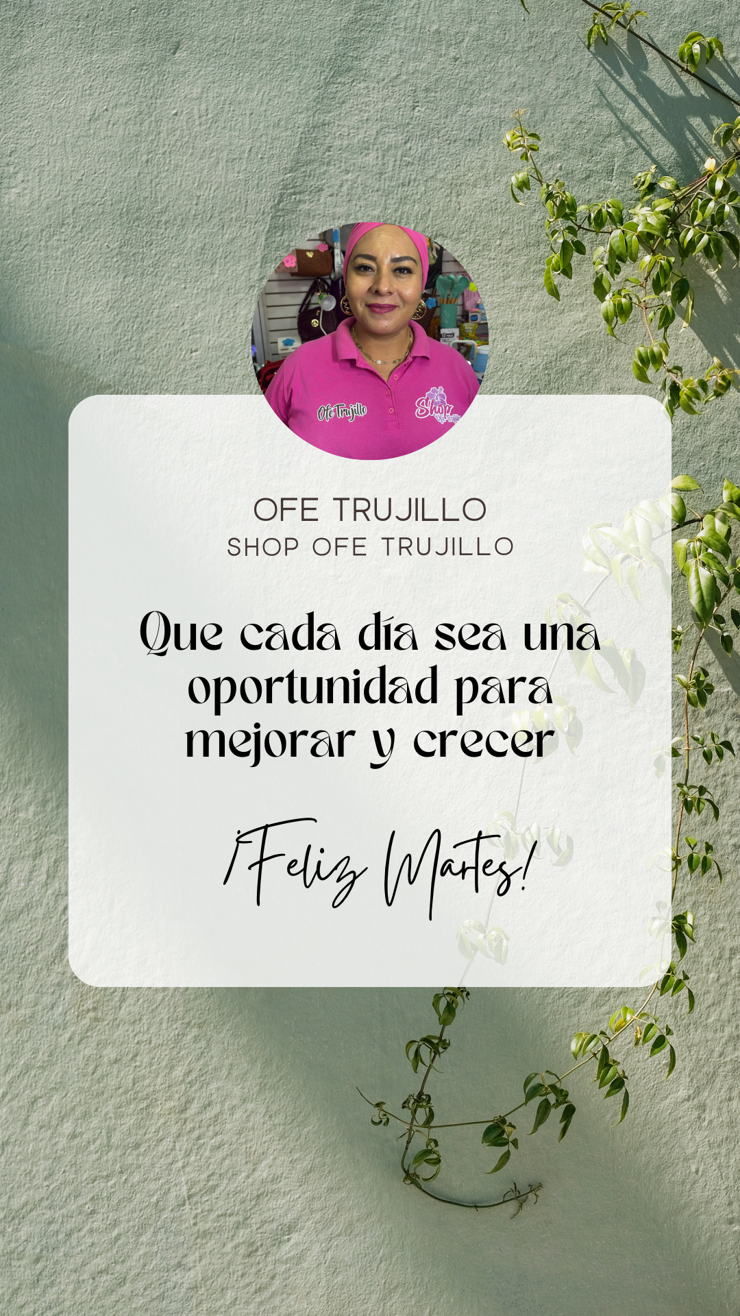 Mensaje de felicitación para el Día de las Madres con una foto de una mujer en un fondo decorativo con plantas, que dice: 'Que cada día sea una oportunidad para mejorar y crecer. ¡Feliz Día de las Madres!'