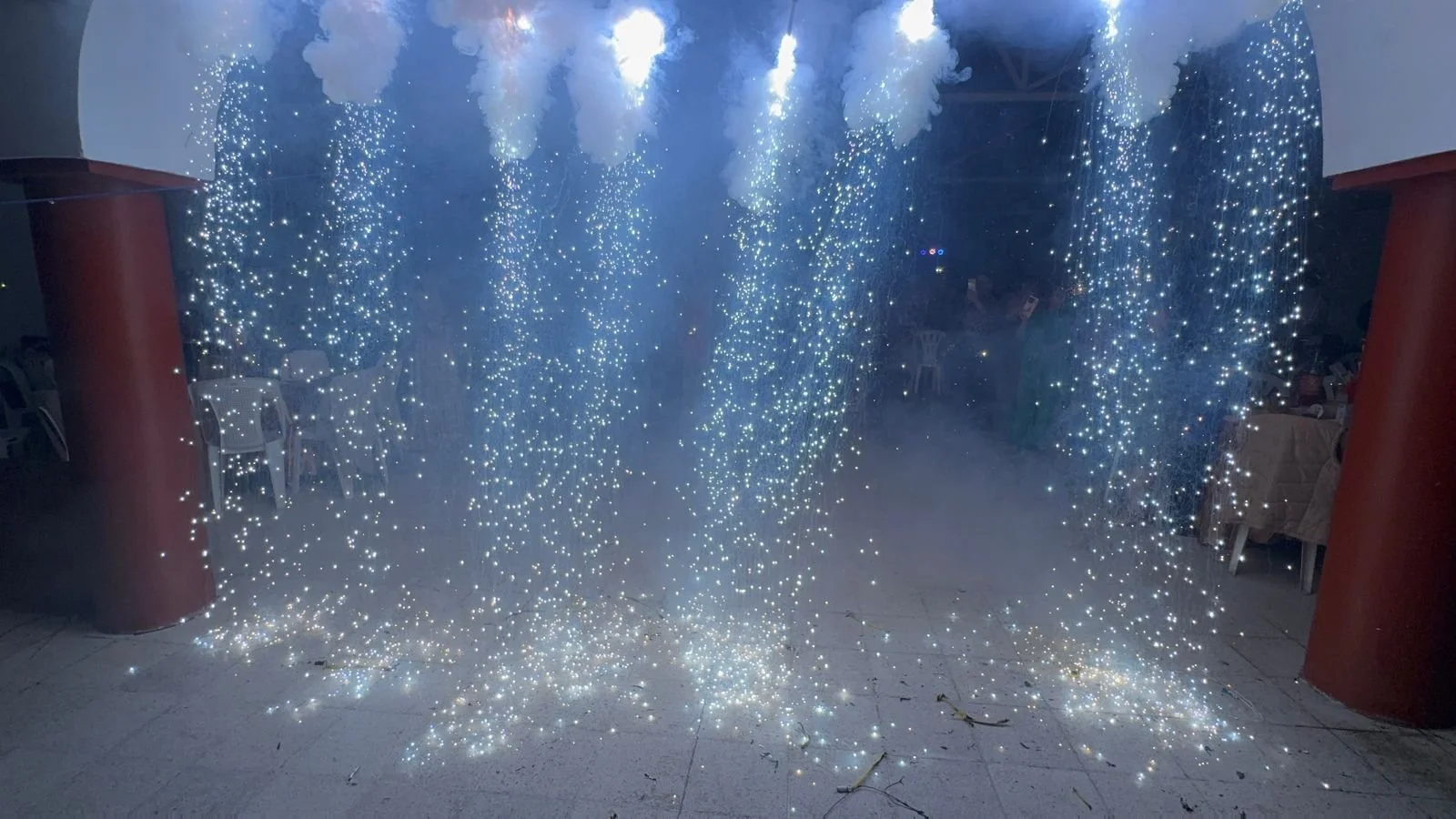Decoración de fuegos artificiales y humo en un evento.