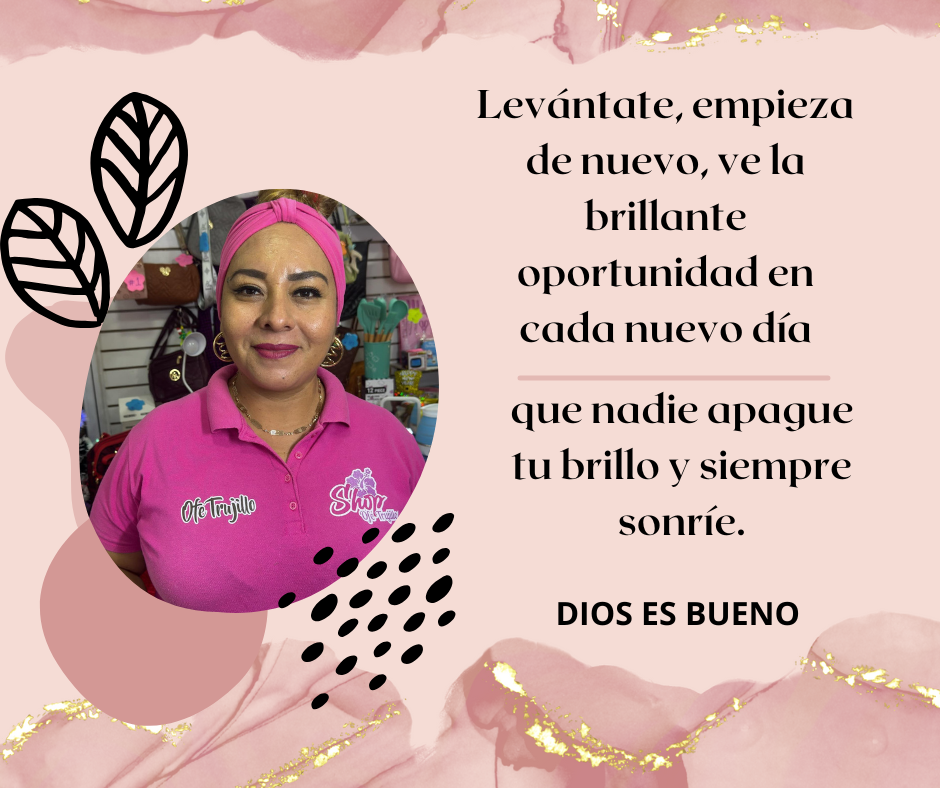 Mujer sonriendo con blusa rosa en un entorno de tienda, rodeada de artículos diversos y decoraciones coloridas. Texto motivacional en fondo rosa con detalles dorados.