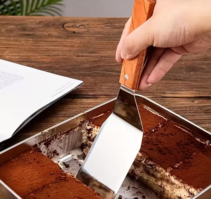 cuisiniere preparation gateau decoupe.png