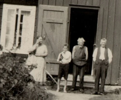 Delförstoring, från vänster:
Matilda Eklund, 
Sven Bergfors (sedermera Britta Bergfors man), 
Alfred Eklund och 
Nils Eklund (fosterförälder till Sven Bergfors) 
 