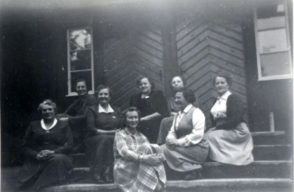  På trappan till Bygdegården, från vänster:  Rut Carlsson (Orkesta by), ---?, Ida Flinga (Mörbytorp), Gull Hjertén, Ester Johansson (Lundby), Karin Wiström (Djurgården),  Agnes Hallgren (Slumsta), Agnes Hulin (trädgårdsmästarfru) 