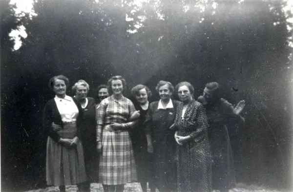  Från vänster: Agnes Hulin, Rut Carlsson, Agnes Hallgren, Gull Hjertén,  Ester Johansson, Ida Flinga, Karin Wiström, ---? 