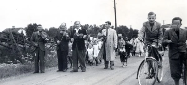  På krönet ovanför nuvarande iCA. På väg till midsommarfirande. Musiker från vänster: Enar Lundkvist (trädgårdsmästare Lindholmens gård),  Sven Wahlström (Solsta) och Åke Matsson (Mörby). Mannen i ljusa överrocken  är Alle "Sotarn" Ählström, som var 