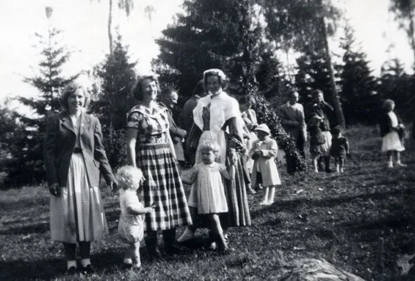  Gudrun Werner (Lundkvist), Rose-Marie Bäckman-Söderqvist.  Vid björken: Erik Andersson (Annalund) 