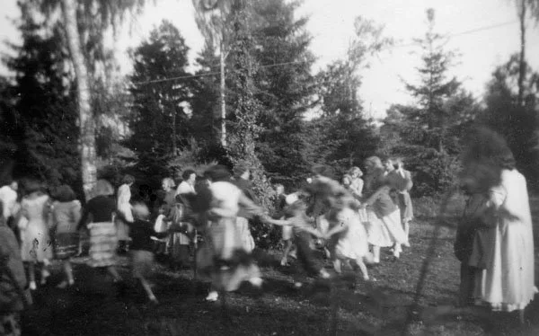  Midsommardans vid Orkesta bygdegård 