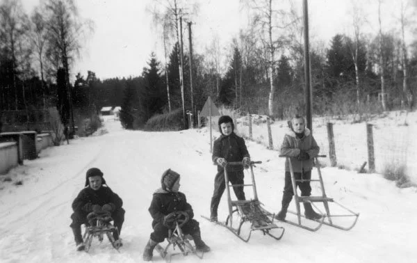  Gårdsvägen 19 (till vänster), Gårdsvägen 8 (till höger), Loviselund i bakgrunden (numera rivet) 