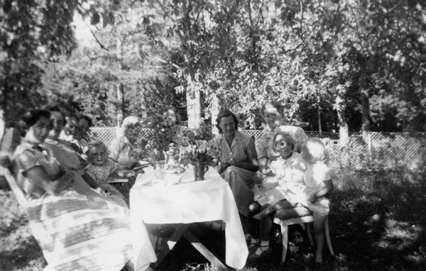  Fru Hjort (främst), Agnes Hulin (längst till höger)    