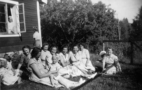  Abrahamnsberg. Från vänster: Vera Egnell, ---?, Ida Flinga, Gull Hjertén, fru Hjort,  Ester Jansson, ---?, Agnes Hulin 