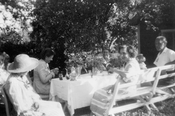  Abrahamnsberg. Från vänster: Karin Haglund (i hatt), Ester Jansson, Martha Wiström, Karin(?) Hjort, kyrkoherde Johannes Uddin 