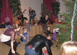 Julgransplundring i Bygdegården, januari 2005