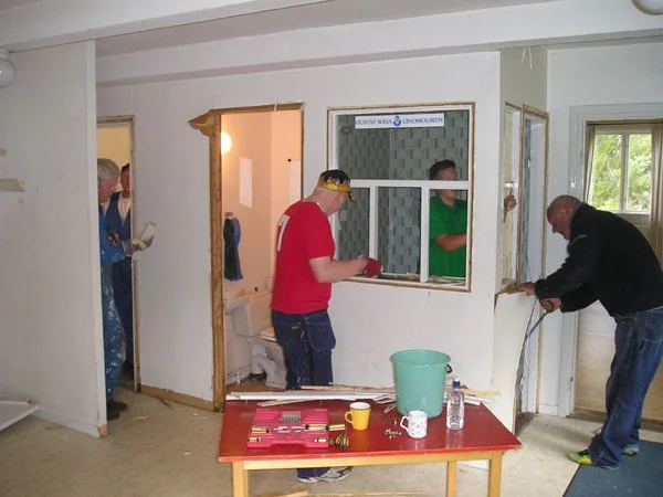  Rivning av biljetthytt och toaletter påbörjas 