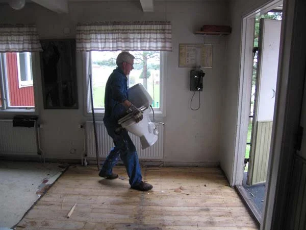  Ingemar bär ut toaletten 