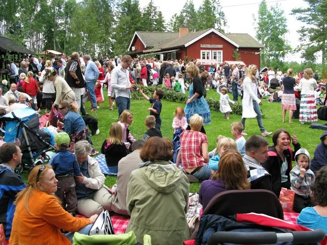 Midsommar 2009 vid Bygdegården.
