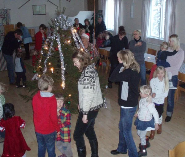 Julgransplundring i Orkesta bygdegård 9 januari 2010