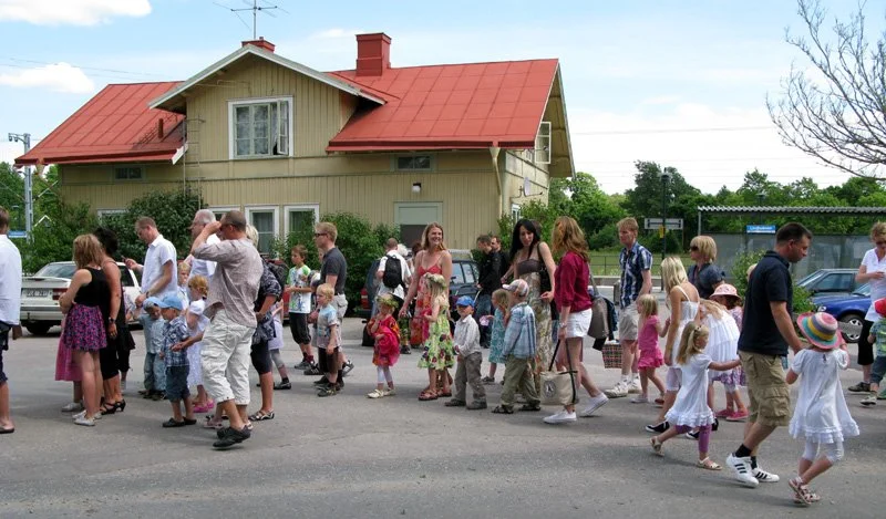  Lång kö till de lövade skrindorna vid Lindholmens station för att åka till Bygdegården 