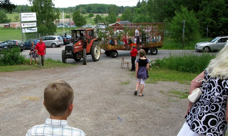  3 skrindor körde tillsammans 8 vändor med 30 - 40 personer i varje skrinda. 
