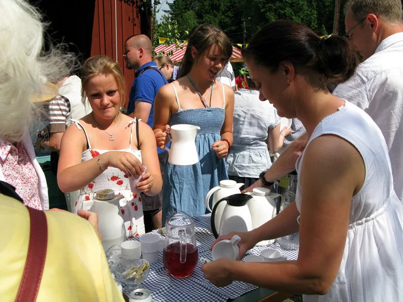  &nbsp;... servering av kaffe, te, saft och kakor ... 