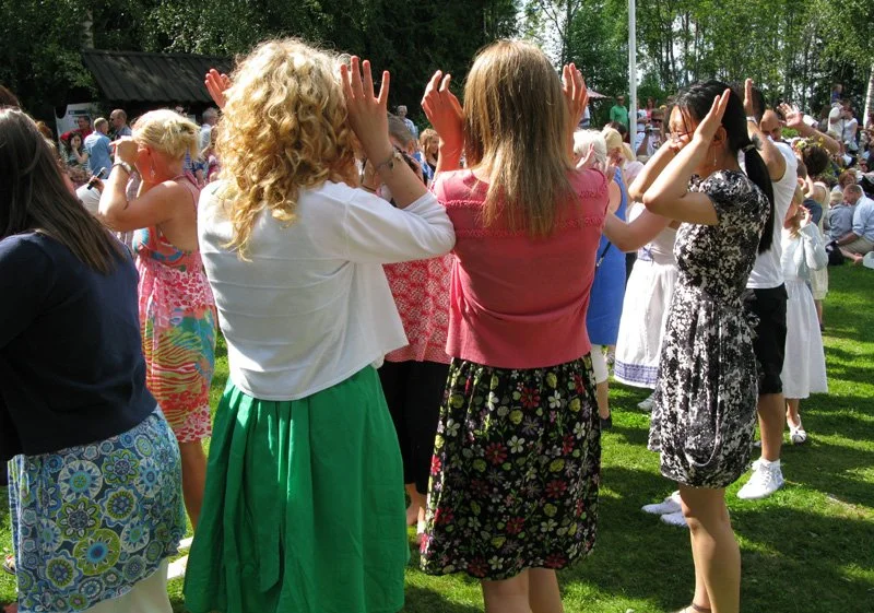  ... små grodorna hör midsommaren till ... 