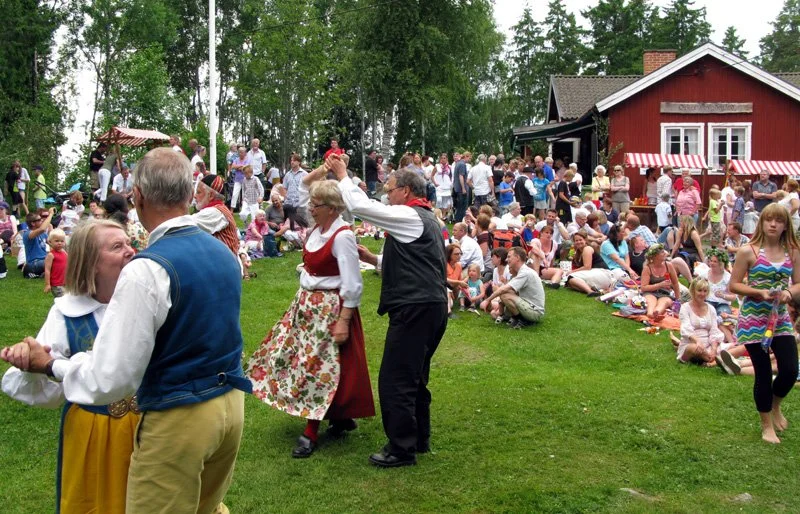  Traditionsenlig folkdansuppvisning med Tuna Gille 