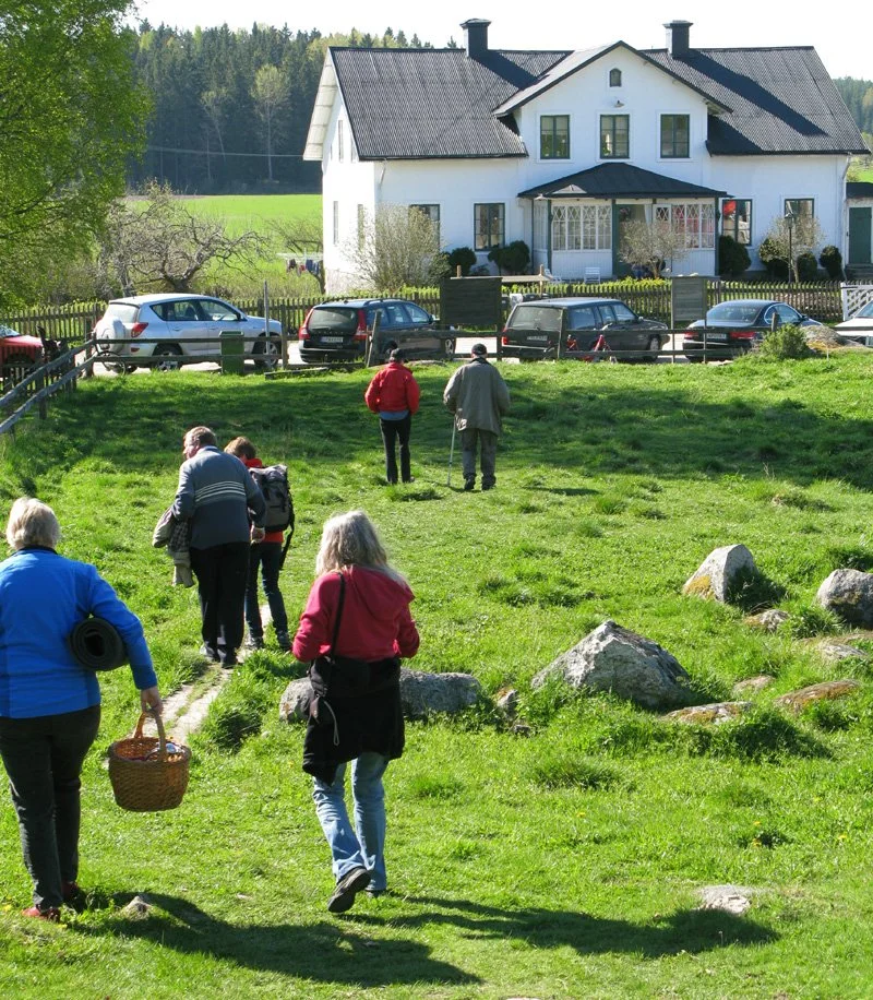  Efter gökottan vid Granbyhällen var alla välkomna att titta in i Hökeriet vid Granby gård 